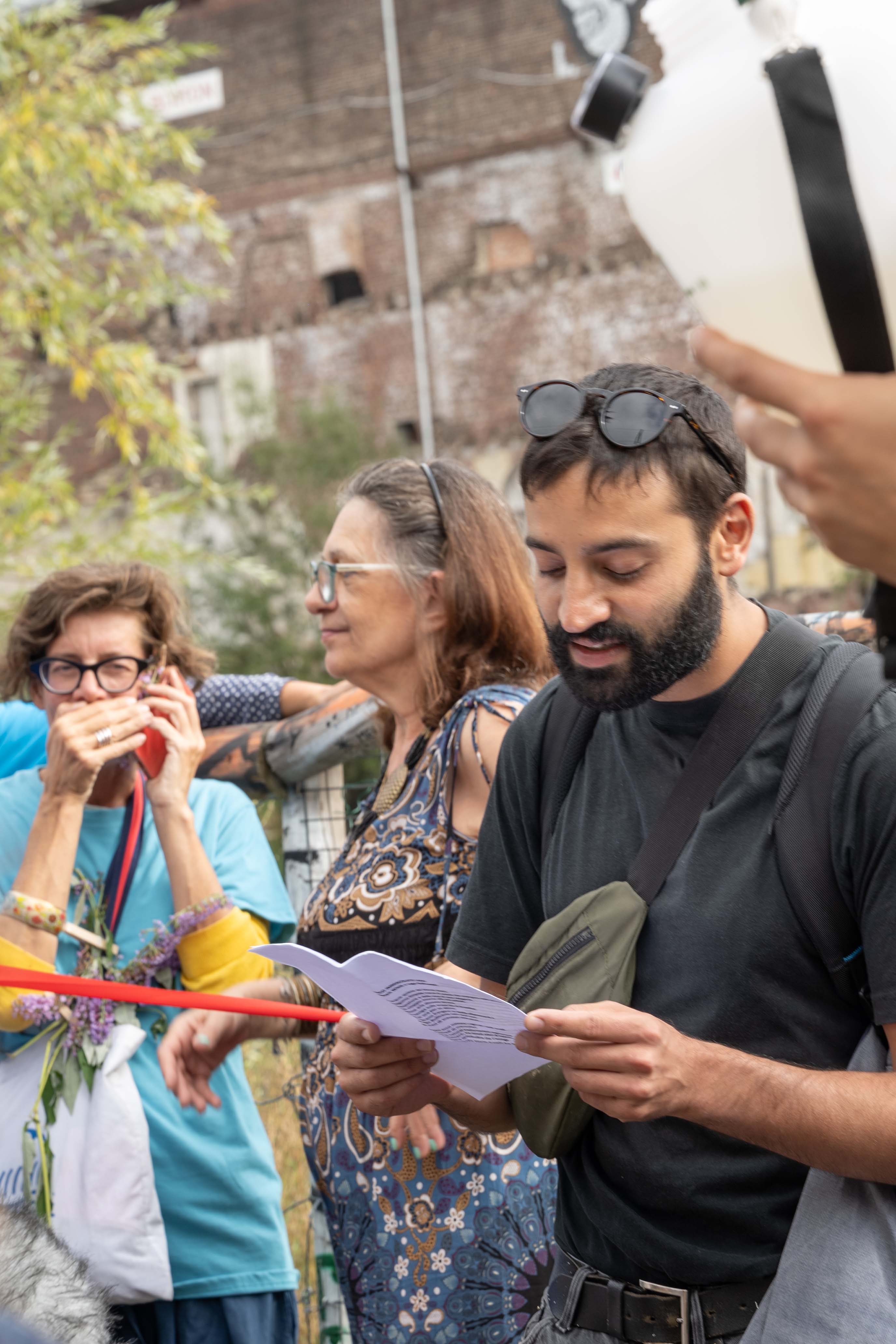 Lecture pendant le rituel d'alliance (image: Bea Borgers)